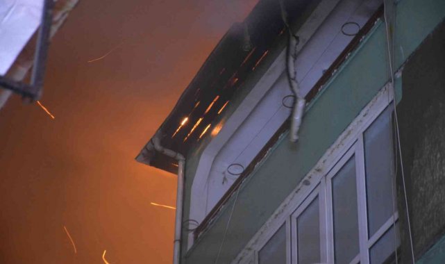 Apartman çatısı küle döndü