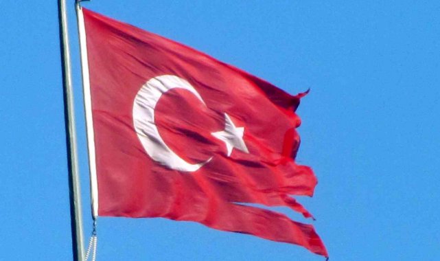 Araban'da şiddetli rüzgardan zarar gören Türk Bayrağı yenilendi