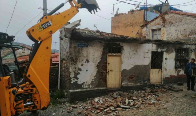 Araç geçişini engelleyen metruk binaya belediye müdahalesi