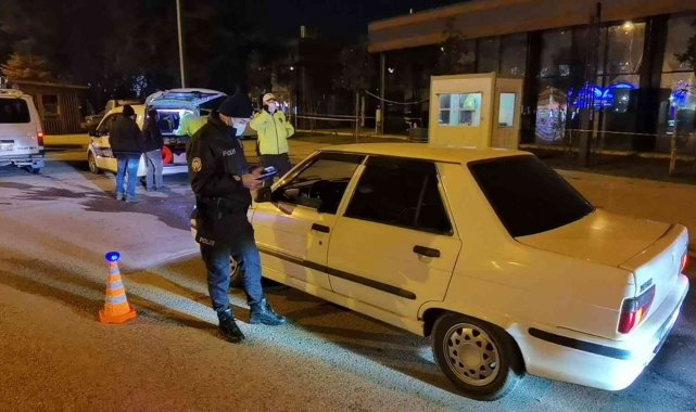 Araçları tek tek durdurup kontrol ettiler