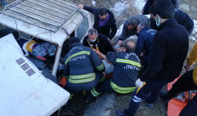 Araçta sıkışan sürücü itfaiye ekiplerince kurtarıldı