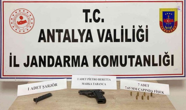 Araçta yapılan aramada ruhsatsız tabanca bulundu