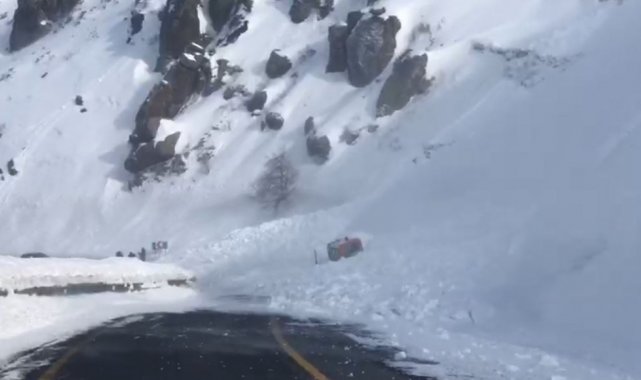 Artvin-Ardahan karayolu üzerindeki Sahara Geçidine çığ düştü
