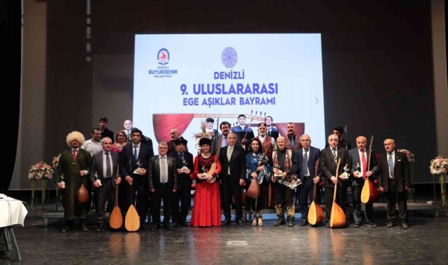 Aşıklar Denizlililer için çalıp söyledi