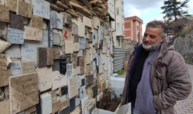 Aşıklar evin duvarlarını şiir kitabına çevirdi