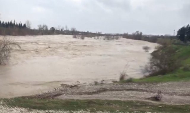 Aşırı yağış Köprüçayı Irmağı&#039;nı taşırdı, ırmak kenarındaki restoran su altında kaldı