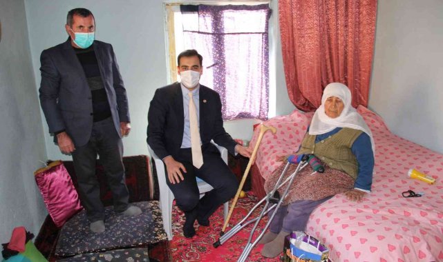 Asırlık Raziye nine duygulandı