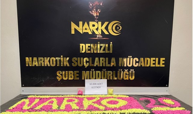 Asma tavandaki gizli bölmeden uyuşturucu ve para çıktı