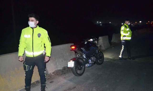 Ata çarpan motosikletli yaralandı