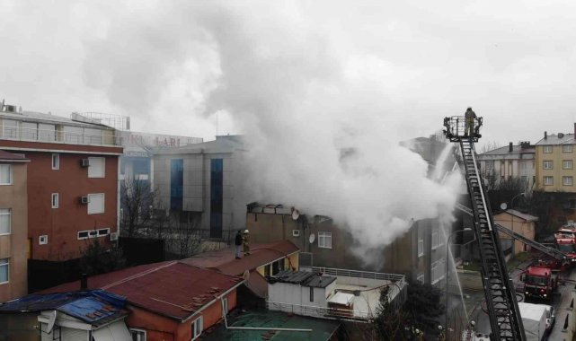Ataşehir'de 3 katlı binanın çatı katı alevlere teslim oldu