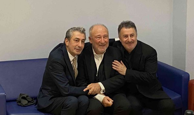 Ataşehir&#039;de &#039;Şifa Niyetine&#039; oyununun 5. yılında Altan Erkekli&#039;ye sürpriz kutlama