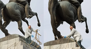 Atatürk Anıtına  Halatlı Saldırı