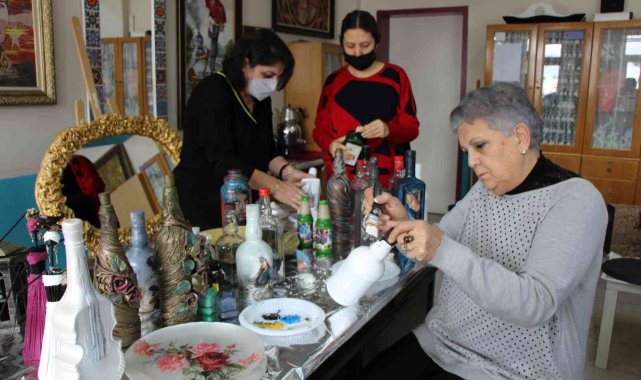 Atık şişeler kadınların elinde sanat eserine ve terapiye dönüştü