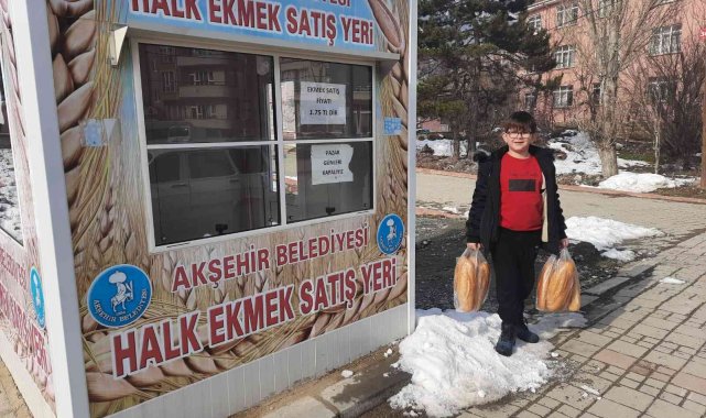 Atmatıkla geri dönüşüm projesiyle kazandığı puanlarla ekmek aldı