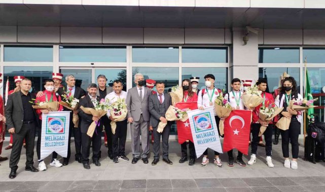 Avrupa şampiyonları memleketlerinde coşkuyla karşılandı