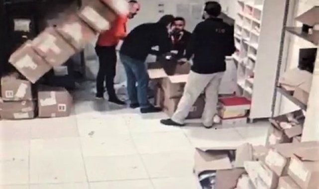 Ayakkabı dolu kolilerin çalışanların üzerine devrildiği anlar kameraya yansıdı