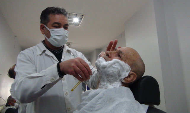 Ayakta uyuyan berber malulen emekli olmak istiyor