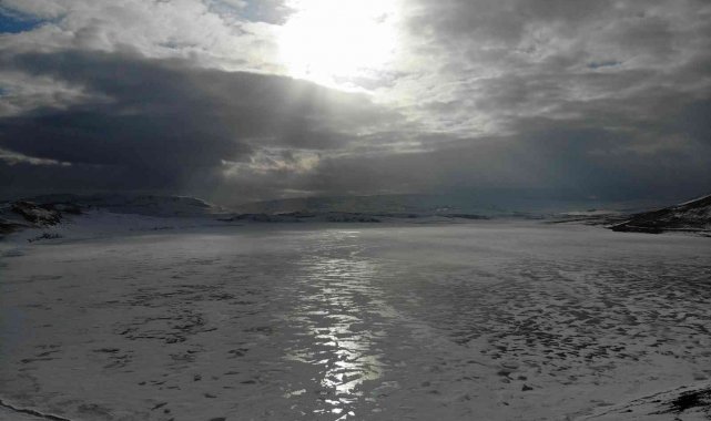 Aygır Gölü'nün buzları çözülüyor