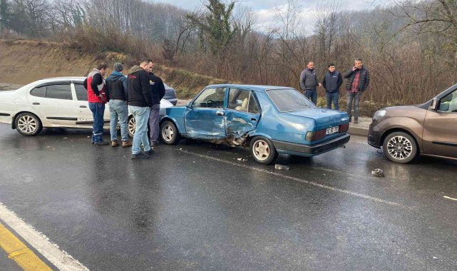 Aynı istikamette giden otomobillerin çarpışması güvenlik kamerasına yansıdı