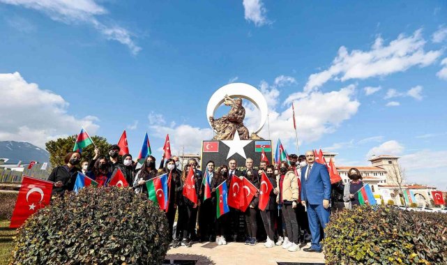 Azerbaycan Büyükelçisi&#039;nden Hocalı Soykırımı Anıtı&#039;na kırmızı karanfil