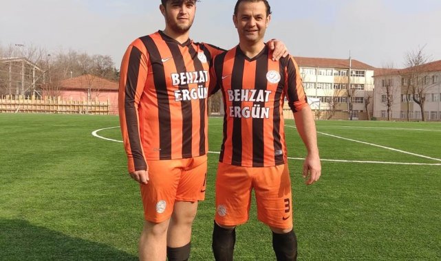 Baba oğul aynı takımda futbol oynuyor