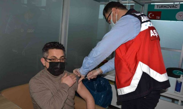 Bafra Devlet Hastanesinde yerli aşı TURKOVAC'a yoğun ilgi
