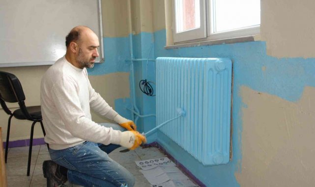 Bağışlanan 3 ton boyayla okullar boyanmaya başladı