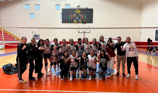 Bağlar Belediyesporlu genç voleybolcular yarı finalde