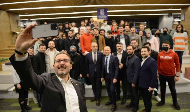 Bakan Kasapoğlu&#039;ndan uyumayan kütüphaneye tam not