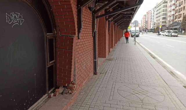 Bakımsız duvar onarılmayı bekliyor