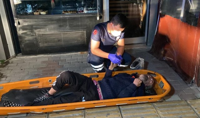 Bakırköy'de korkutan yangın: Evde mahsur kalan 2 kişiyi itfaiye ekipleri kurtardı