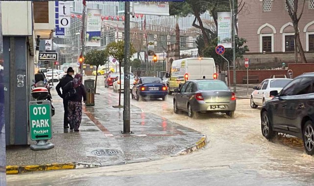 Balıkesir&#039;de sağanak yağış hayatı zorladı