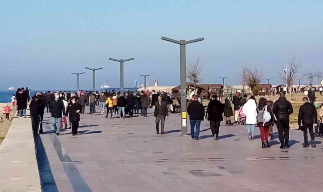 Bandırma'da güneşli havadada vatandaş sahile akın etti.