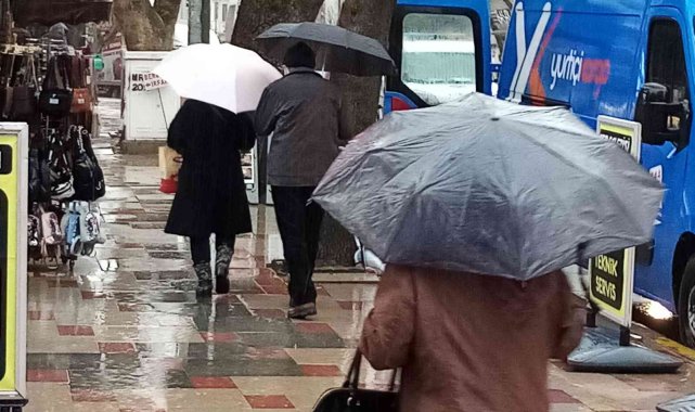 Bandırma'da sağnak yağış etkili oluyor