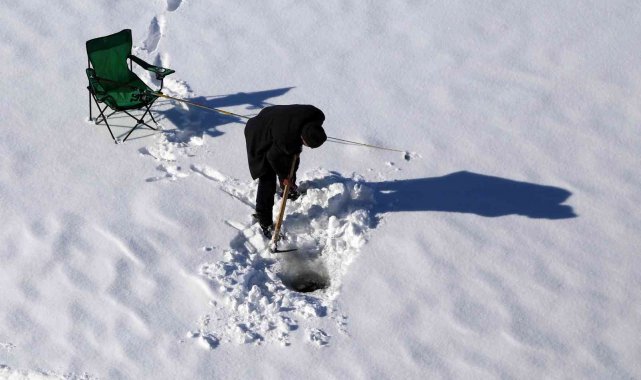 Baraj gölündeki 40 santimlik buzu kazma ile kırıp balık tutuyorlar