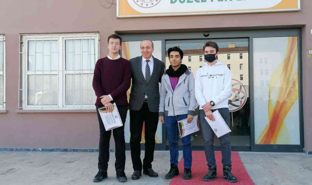 Başarılı öğrencilere ödülleri verildi