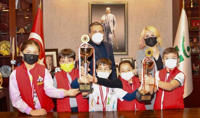 Başarılı satranççılardan Başkan Ataç'a ziyaret