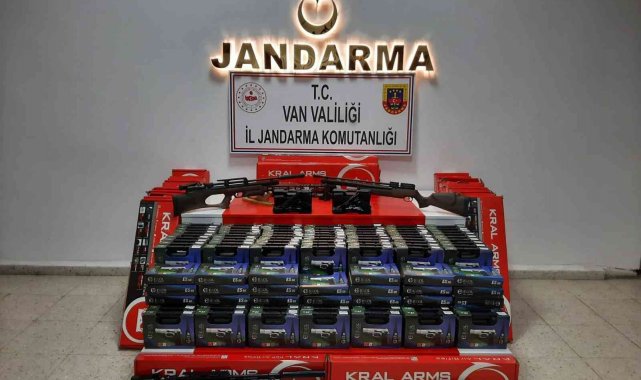 Başkale'de 5 at üzerinde 42 adet havalı tüfek ele geçirildi