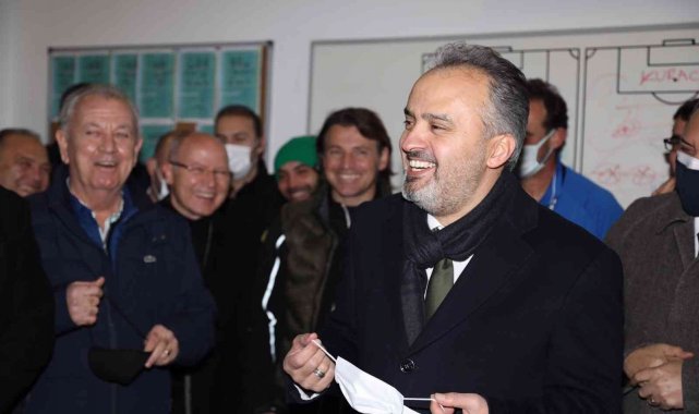 Başkan Alinur Aktaş, Bursaspor'un soyunma odasına indi