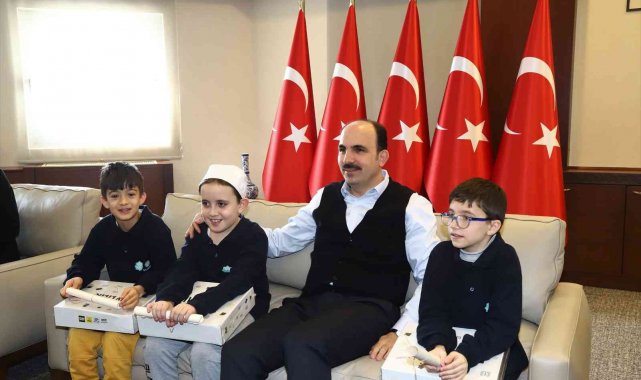 Başkan Altay Konyalı çocukları şivlilik hediyeleriyle sevindiriyor