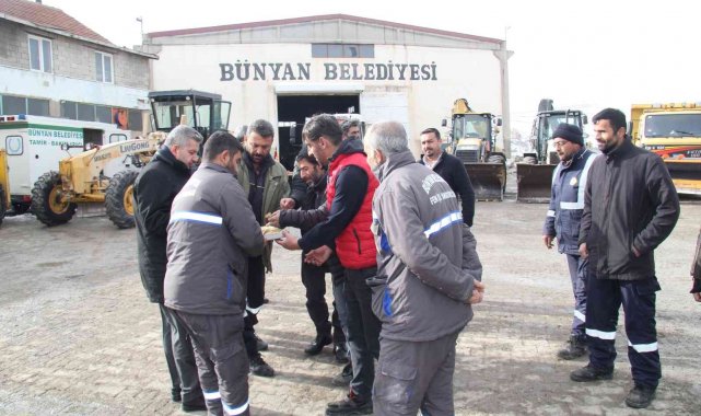 Başkan Altun belediye personelinin kandilini kutladı