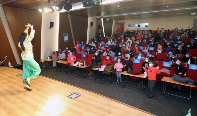 Başkan Amca&#039;nın tiyatro hediyesi çocukları mutlu etti