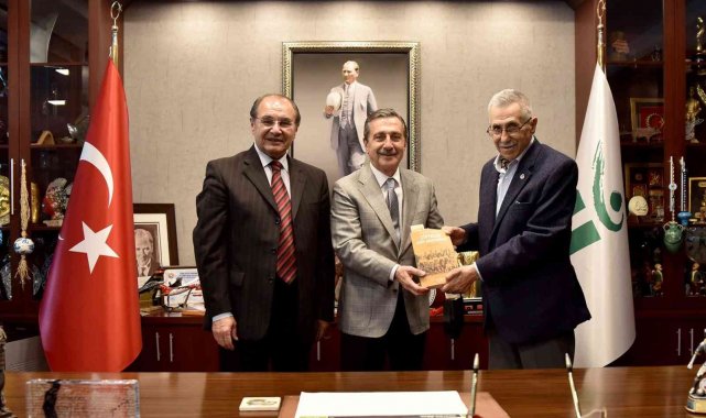 Başkan Ataç'a kitabını hediye etti