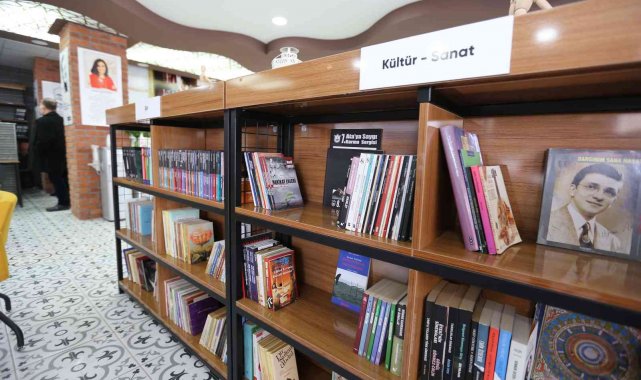 Başkan Atay Efeler'i kitaplarla dolduruyor