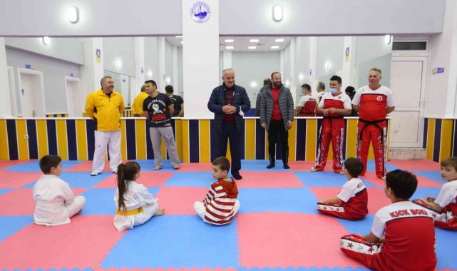 Başkan Aygün, spor merkezindeki antrenmanları izledi