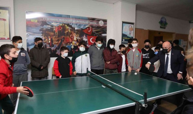 Başkan Bıyık, öğrencilerle masa tenisi oynadı