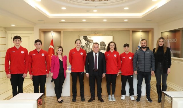 Başkan Böcek, Antalyaspor Yüzme Takımı'nı ağırladı