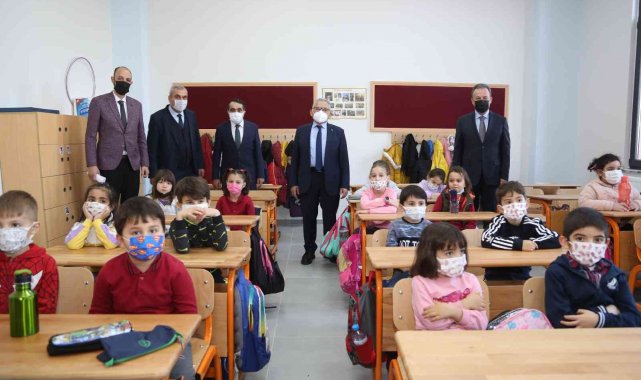 Başkan Büyükkılıç, İlmiye-Ahmet Büyükkılıç İlkokulu&#039;nun ilk gününde minikleri yalnız bırakmadı