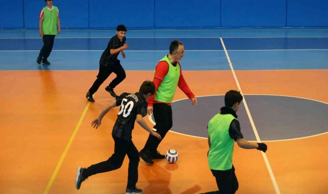 Başkan gençlerle futsal oynadı
