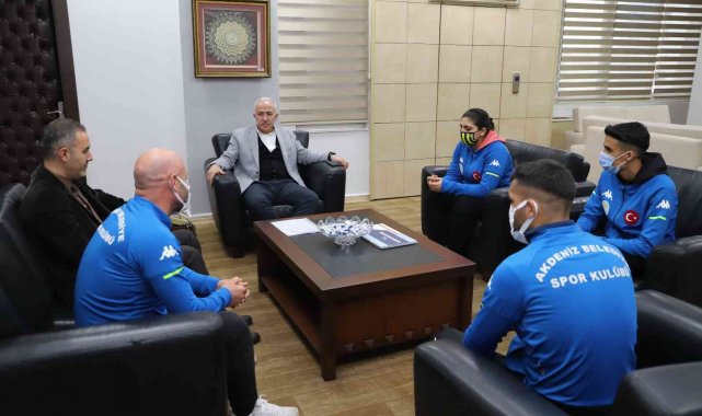 Başkan Gültak&#039;tan şampiyon sporculara ödül